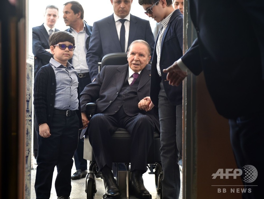 アルジェリア大統領、任期満了前に退任へ