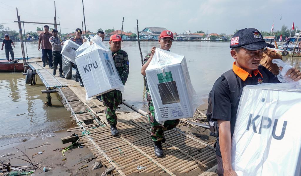 過労のため 開票作業で３００人以上死亡 インドネシア大統領選