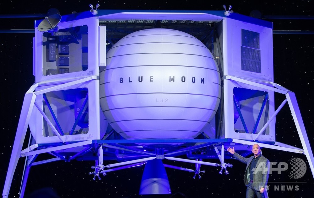 アマゾン創業者ベゾス氏、月面着陸船「ブルームーン」を公開