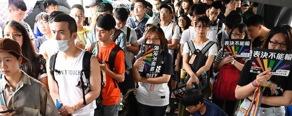 台湾、同性婚認める法案を可決 アジア初