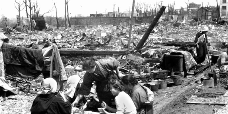＜あのころ＞空襲の焼け跡で食事　戦争末期の東京