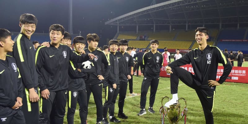 韓国 優勝トロフィーを踏み謝罪 中国のサッカー大会で