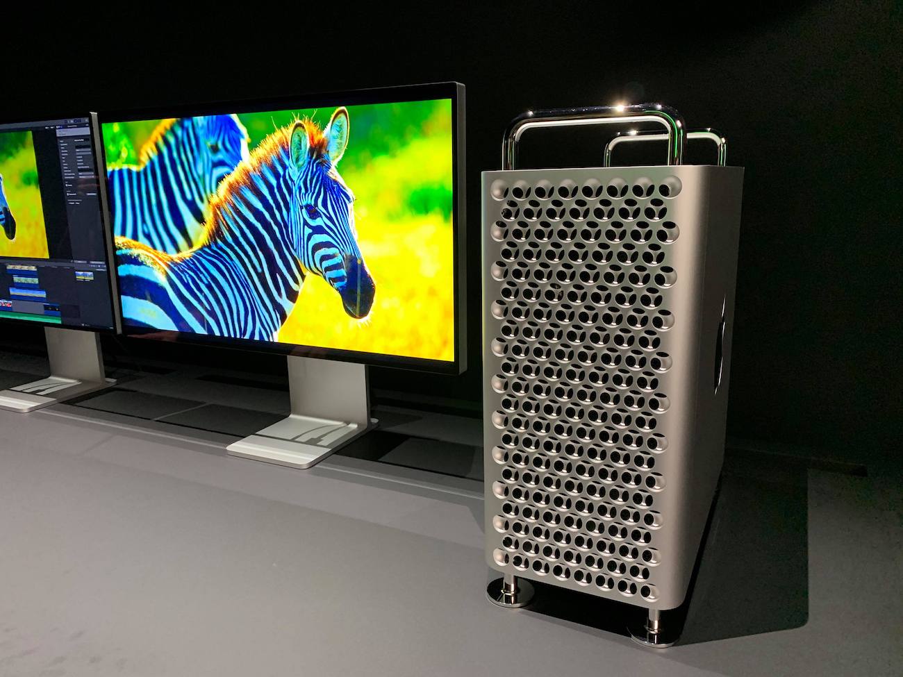 都内の方優先】 Mac Pro Display 都内の方優先】 Mac Pro Display - メルカリ
