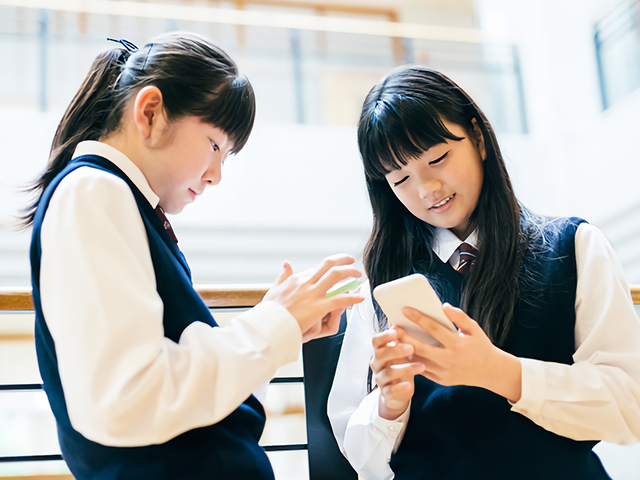 女子高生がインスタに 変顔 を投稿する理由