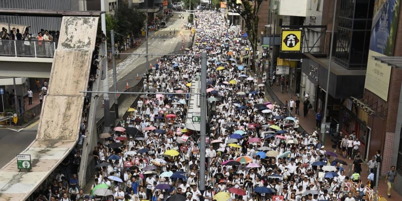 香港で「103万人」デモ　容疑者移送条例に反対