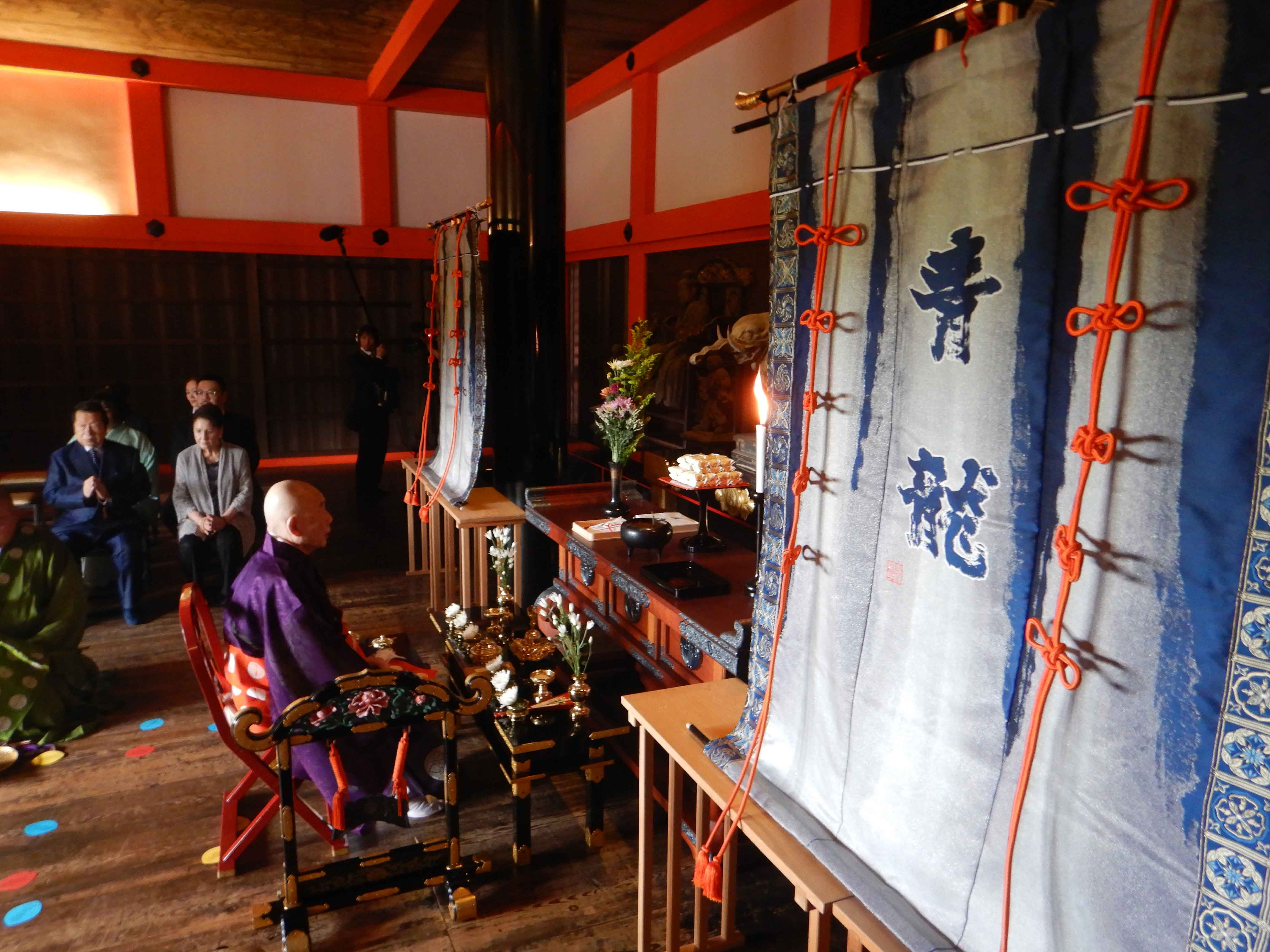 新時代に「ジャパンブルー」の西陣織　工芸家ら清水寺に几帳奉納