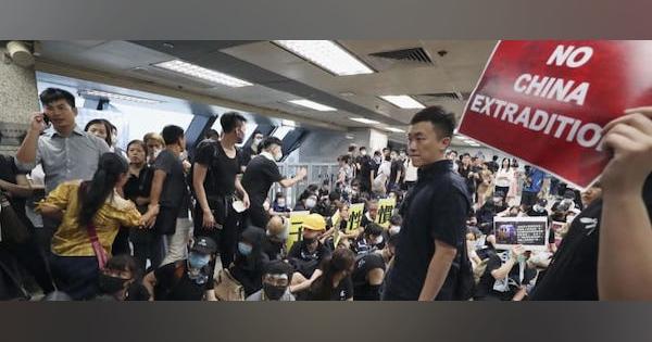 香港政府、廃案受け入れ　若者1万人超、警察包囲