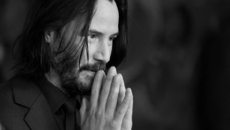キアヌ・リーブス「悲しみと喪失感は消えない。いつもそばにあるんだ