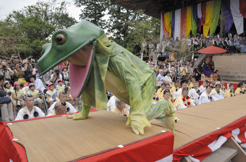蛙、人の姿にカエル　奈良・金峯山寺蔵王堂で奇祭