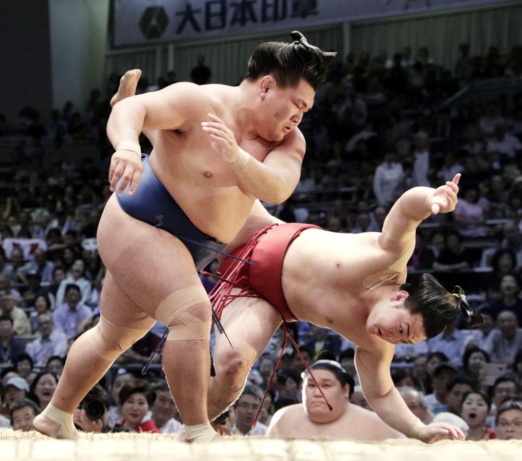 小兵対決は照強に軍配 人気の炎鵬に燃え４連勝 大相撲名古屋場所４日目