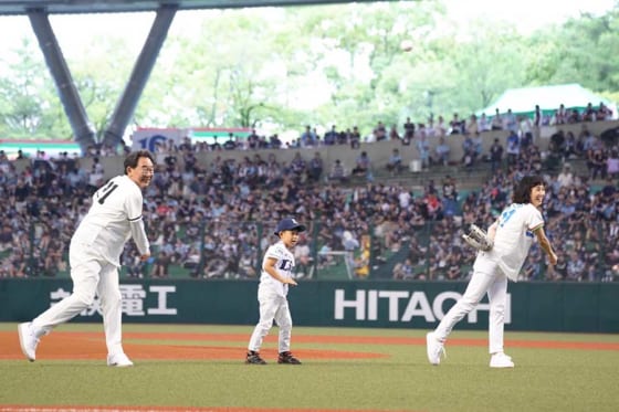 東尾修氏、東尾理子さんが親子3世代始球式　全員ノーバンの圧巻投球
