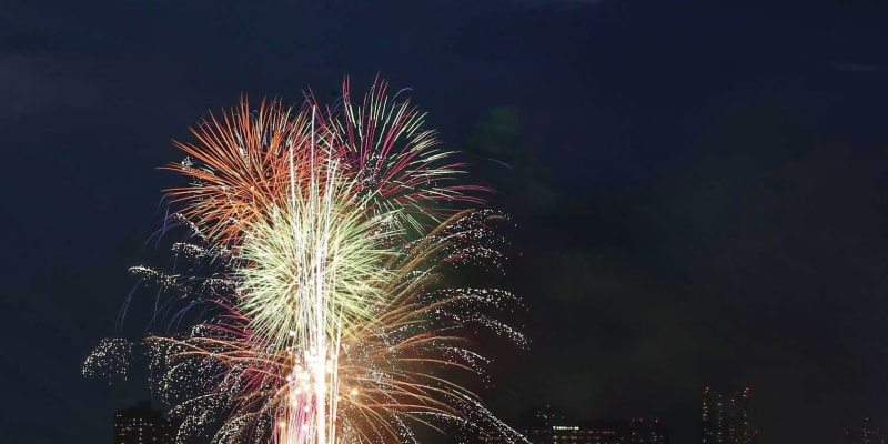 大阪の夜空、花火5千発が彩る　天神祭で伝統神事「船渡御」