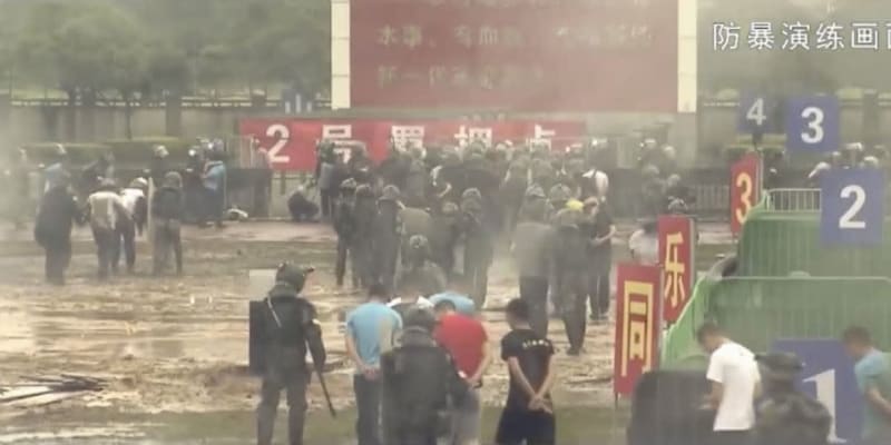 中国軍、香港「威嚇」の動画　デモ隊制圧をイメージか