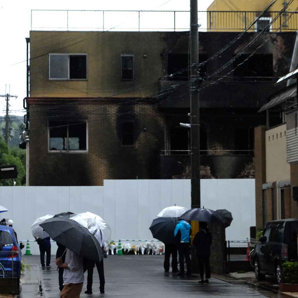 異例づくめの犠牲者名公表、京都府警が直面したこと　京アニ放火