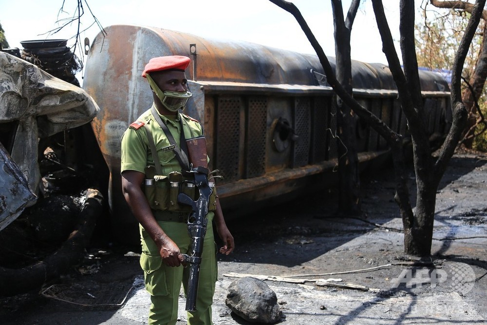 タンクローリーが事故後に爆発、60人死亡 タンザニア