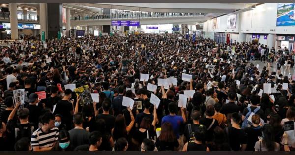 香港国際空港、運航不能に　逃亡犯条例、ロビーで数千人抗議