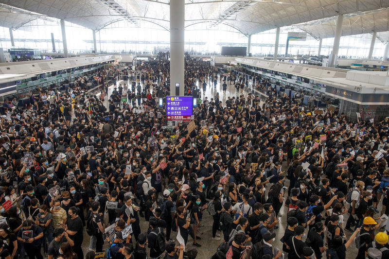 香港国際空港で全便欠航、中国「抗議活動にテロの兆し」