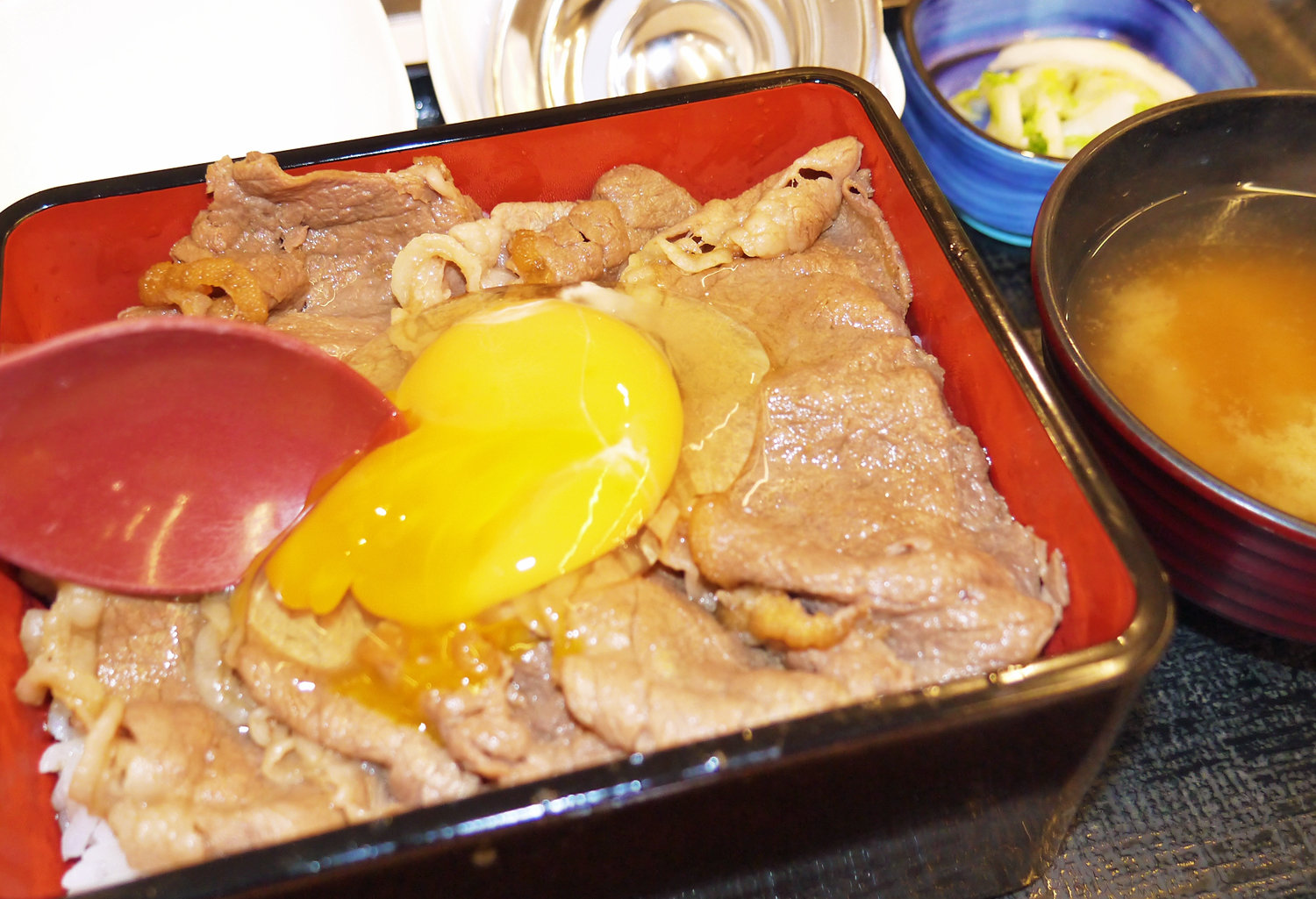 1食860円　吉野家がサーロインの「すきやき重」を発売　牛肉商品で最高額