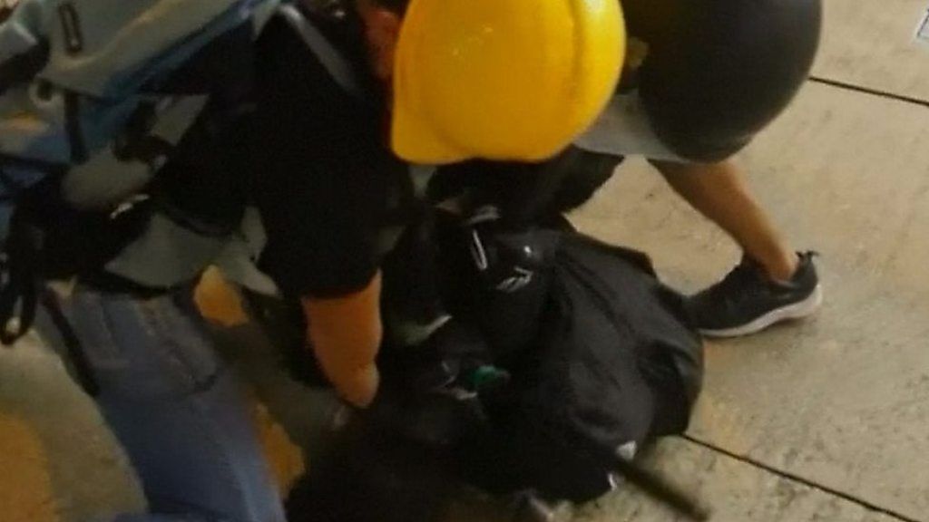 香港警察の「変装警官」がデモ参加者を逮捕