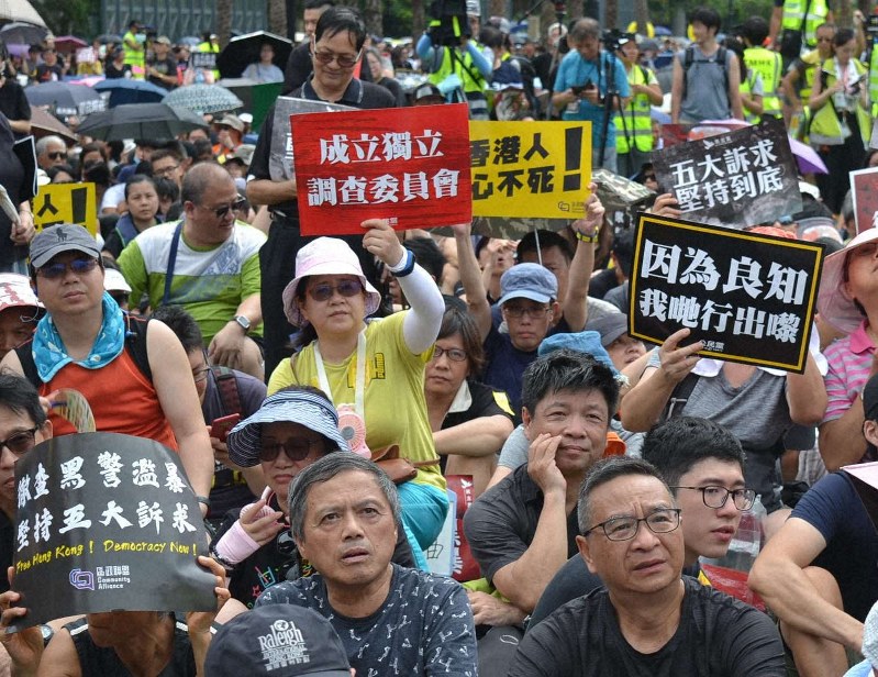 「香港に民主を」「自由のために闘おう」市民らビクトリア公園に集結