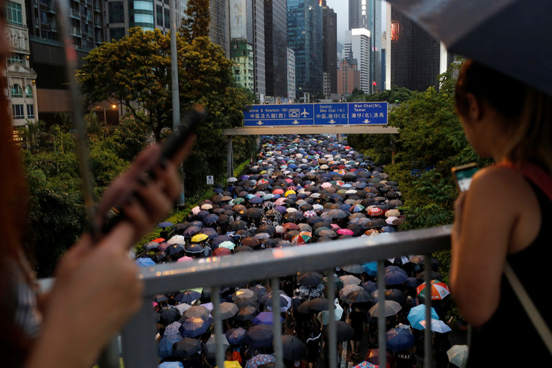 中国が香港デモ巡り情報操作か、ツイッターとＦＢが批判
