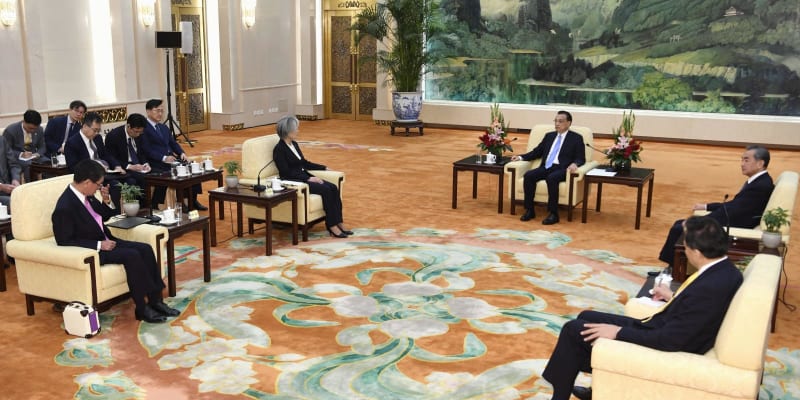 外相「首脳会談へ準備進める」　中国の李克強首相を表敬