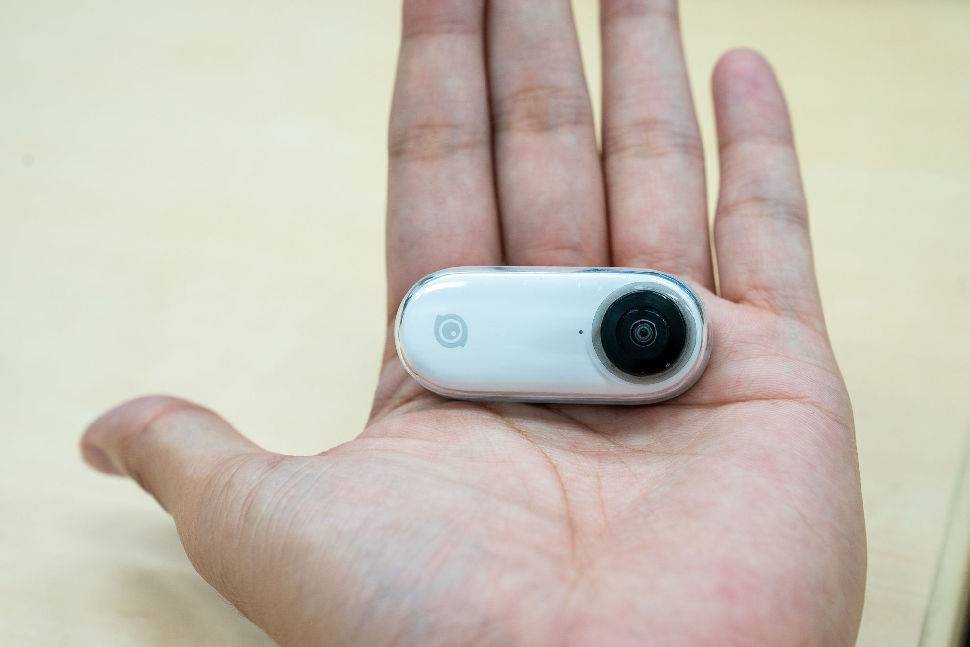 超小型カメラInsta360 GO予約開始。強力手ブレ補正やAI編集対応で2万円台