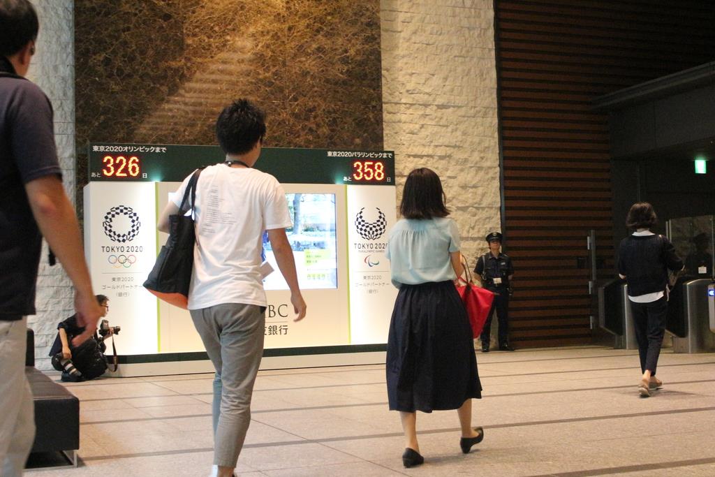 三井住友銀行がドレスコード撤廃を通年化 ｔシャツやスニーカー通勤も
