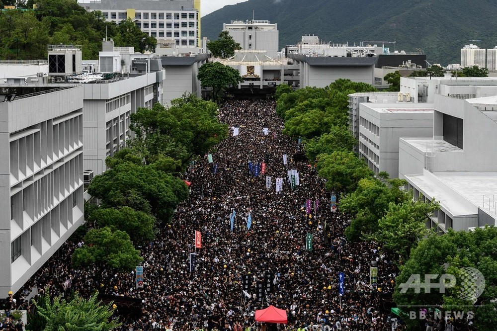 香港で中高生が 人間の鎖 大学生は授業ボイコットし抗議集会