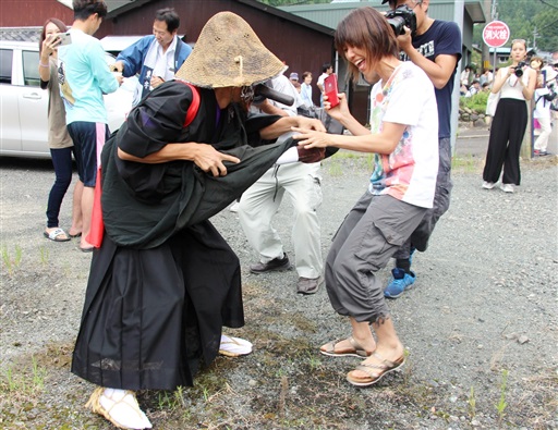 男性シンボル神棒で女性つつく奇祭