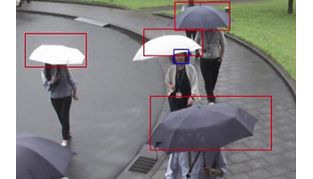 NECソリューションイノベータの人物画像分析、傘で顔が隠れている人も認識
