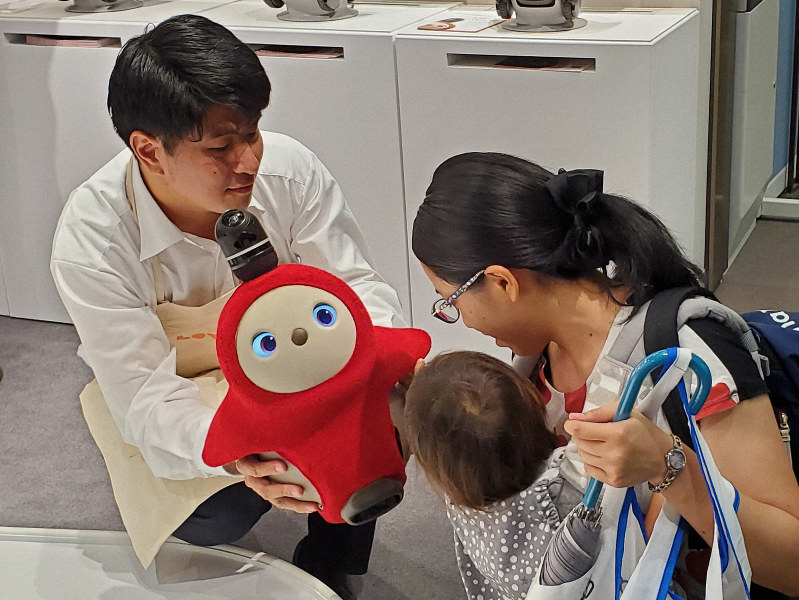 “家族型”ロボットの売り場開設　新宿・高島屋