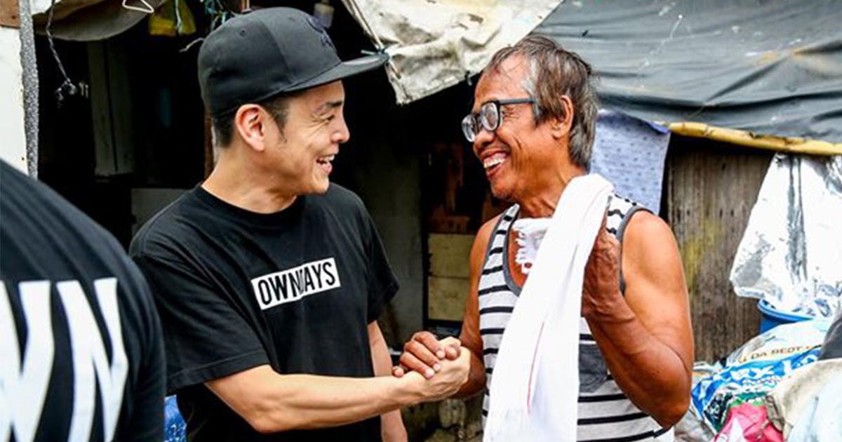 世界の眼鏡難民を救う　オンデーズがフィリピンのスラム街に眼鏡を贈る
