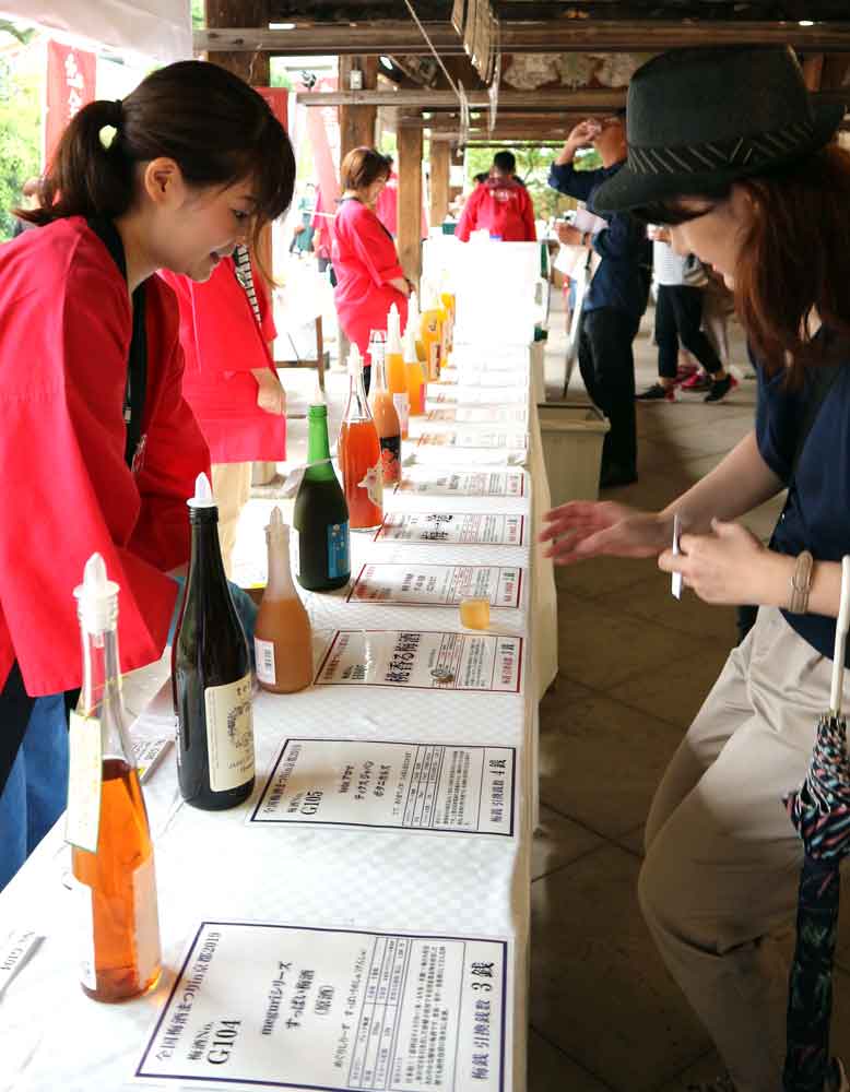 梅酒ずらり151種、飲み比べ楽しむ　京都・北野天満宮で催し