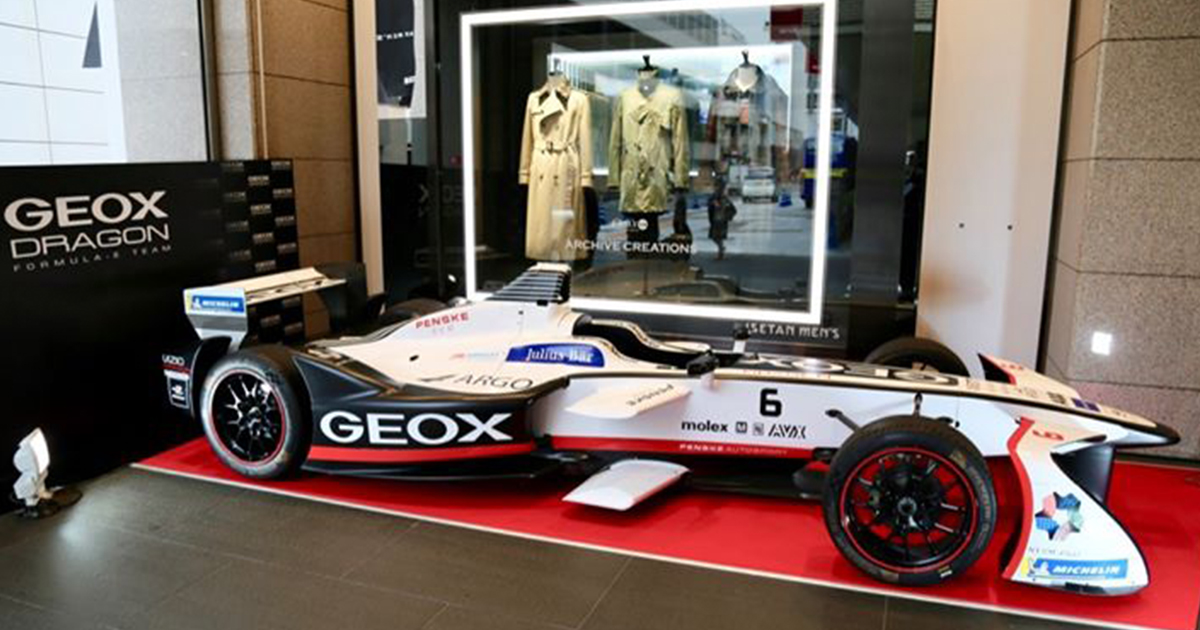 レーシングマシンが伊勢丹新宿メンズ館のエントランスに　シューズブランド「ジェオックス」がポップアップ開催