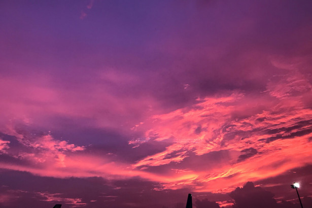 北米と欧州で 謎めいたピンクや黄色の夕日 が発生の理由