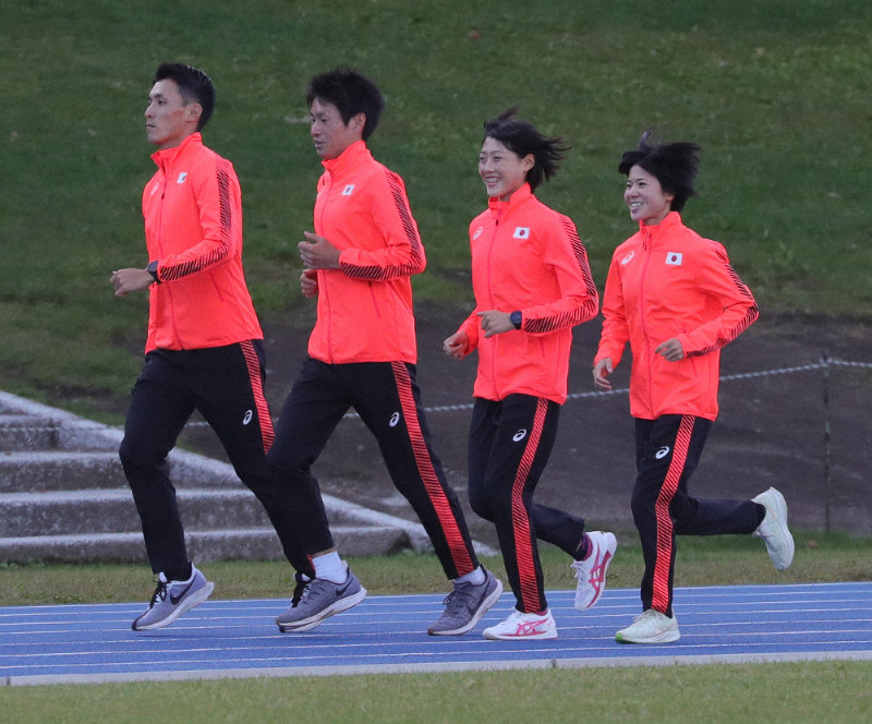 まずは軽いジョギングの５人　マラソン東京五輪代表ら合宿　北海道千歳