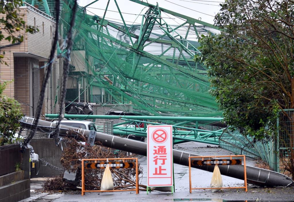 台風で倒壊のゴルフ練習場鉄柱、都内業者が無償撤去へ　千葉・市原