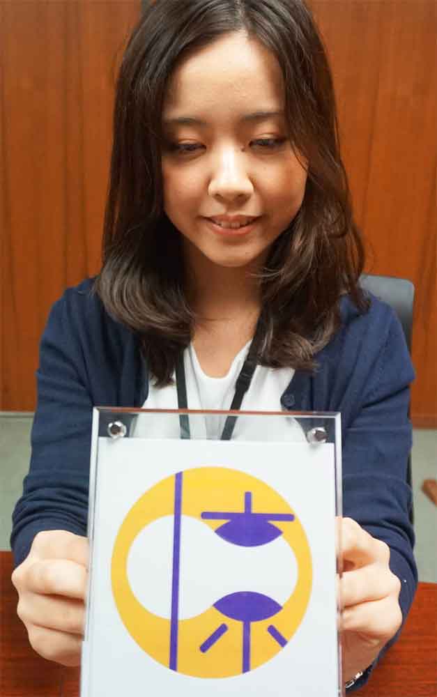 月と高貴な紫、中京区のシンボルマーク決定　嵯峨美大生受賞