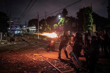 インドネシア警察､学生デモ鎮圧に実弾射撃で死者2名　取材記者にまで暴力