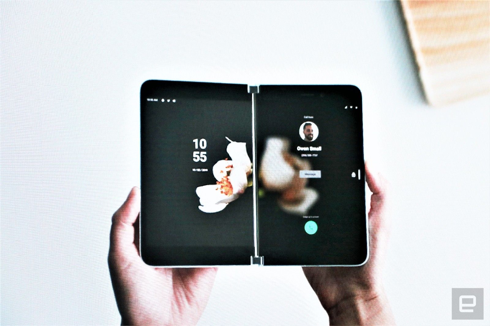 マイクロソフト Surface Duo 発表 手のひら大の2画面折り畳みスマホ