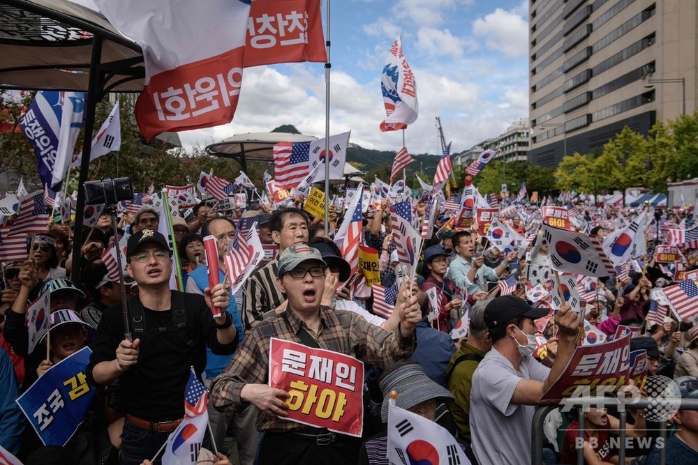 ソウルで文大統領の退陣要求デモ 韓国