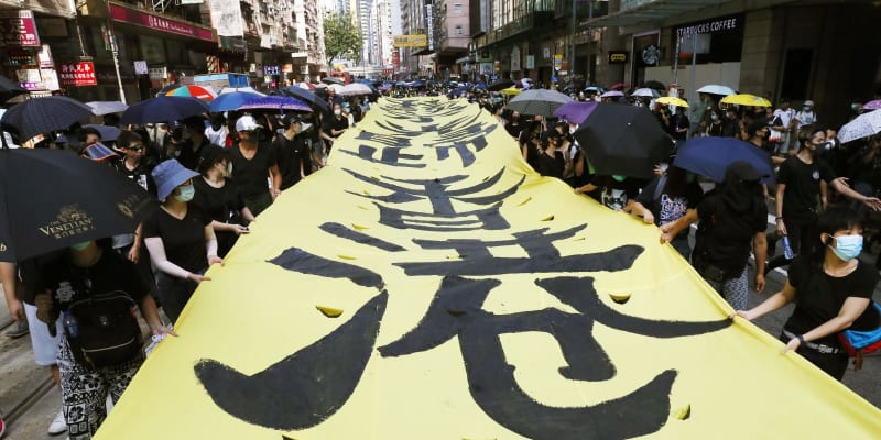香港、マスク姿で抗議デモ　千人超、覆面禁止法初日