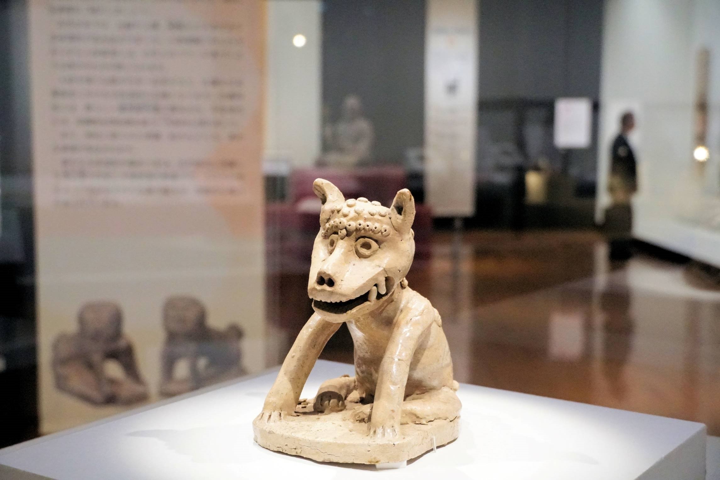 とぼけた正座する犬 実は江戸時代の狛犬 ゆるい日本の素朴絵展