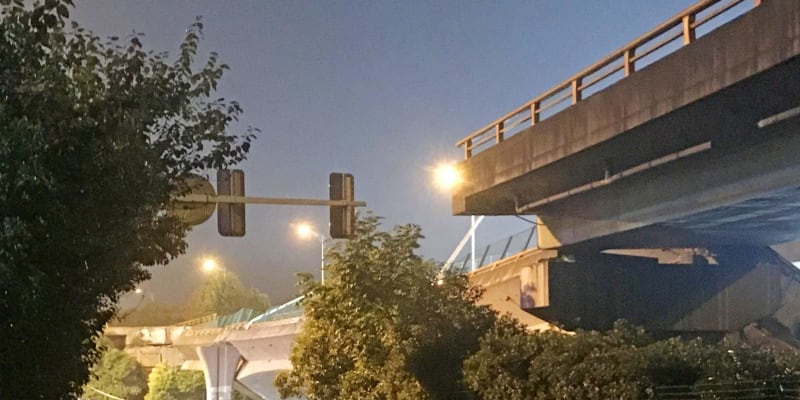 高架橋崩れ車両下敷き、中国　江蘇省