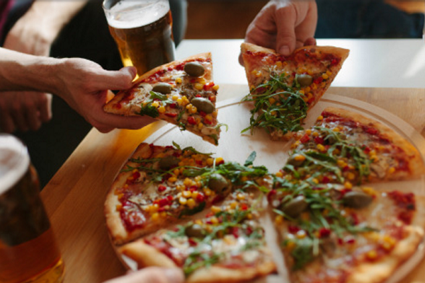 【米国株動向】ヤム・ブランズの「ピザハット」、ビールとピザ配達で販売加速