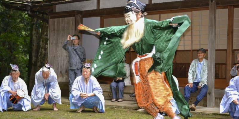 えびす様がジャンプ披露、和歌山　九度山で伝統神事