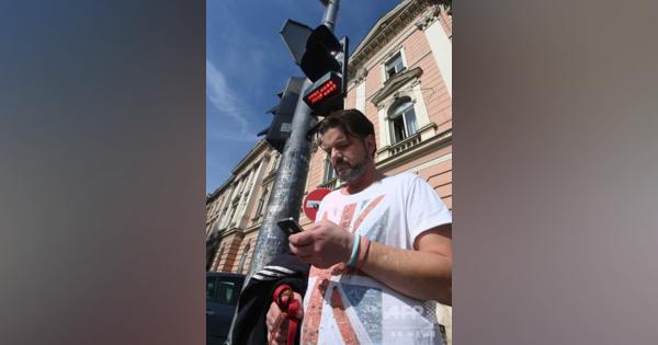 歩きスマホでも赤信号見逃さない、クロアチア首都に新型信号機