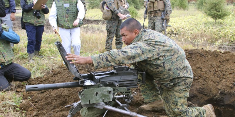 米海兵隊、実弾射撃訓練を公開　北海道の陸上自衛隊演習場で