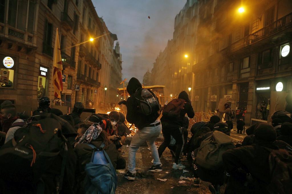 バルセロナ、独立派デモ隊が暴徒化　サグラダ・ファミリア一時閉鎖